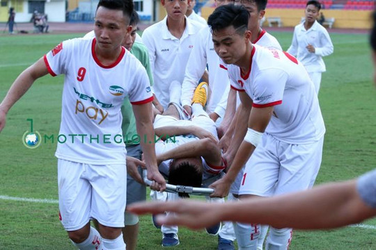 Huỳnh Tấn Tài vào bóng thô bạo, cựu cầu thủ U.20 Việt Nam phải đi cấp cứu
