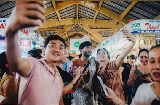 Bất ngờ với tình cảm người Việt dành cho 'Vua catwalk' Sinon Loresca