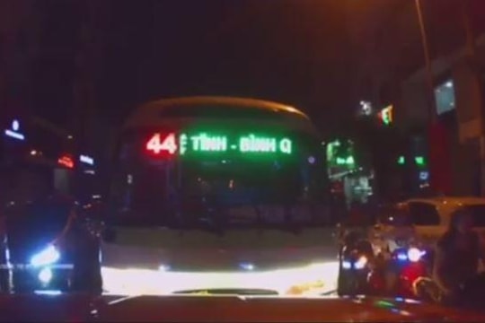 Xe buýt lấn làn, chạy ngược chiều bị ô tô ép đi lùi trên phố