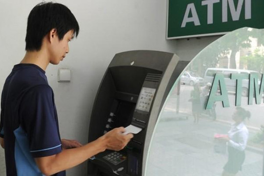 Lại thêm ngân hàng tăng phí rút tiền qua máy ATM 