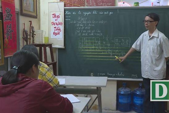 Thầy giáo khuyết tật 30 năm 'không được ngồi' miệt mài dạy toán ở Hà Nội