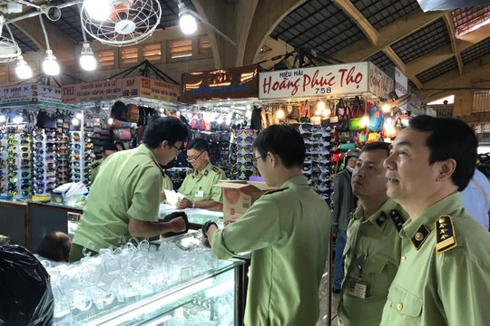 Tạm giữ hàng nghìn sản phẩm nghi hàng giả tại chợ Bến Thành