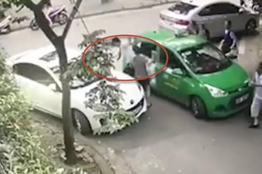 Cậy gần nhà, người đỗ xe chắn lối đi cầm đá phang tài xế Mai Linh chảy máu đầu
