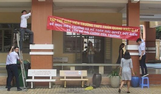 Giáo viên trường THPT Trần Quang Khải treo băng rôn đòi công khai tiền bạc