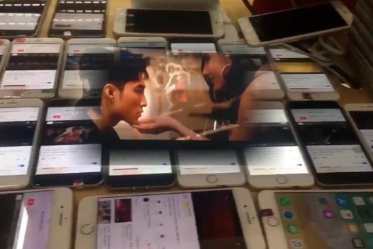 Fan cuồng lấy 50 ĐTDĐ ở cửa hàng cày view Chạy ngay đi, Phan Hải dòm ngực mỹ nữ