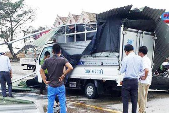 Tai nạn hy hữu: Lốc cuốn mái tôn ‘khủng’ úp xe tải chạy trên đường