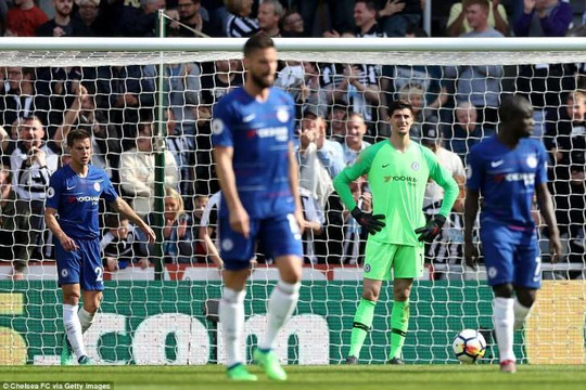 HLV Benitez cười khẩy khi đẩy Chelsea xuống dự Europa League
