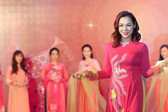Các doanh nhân đọ sắc trên sàn diễn thời trang diễn đàn nữ doanh nhân ASEAN 2018