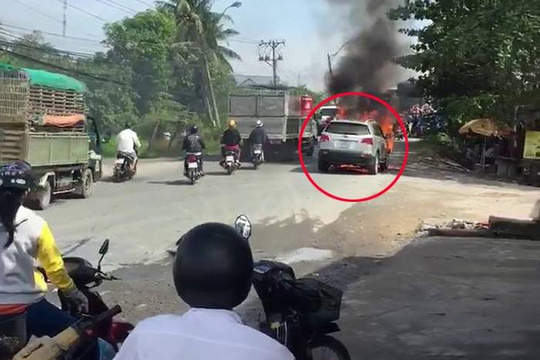 Ô tô đang chạy bất ngờ bốc cháy kèm tiếng nổ ở Vĩnh Long