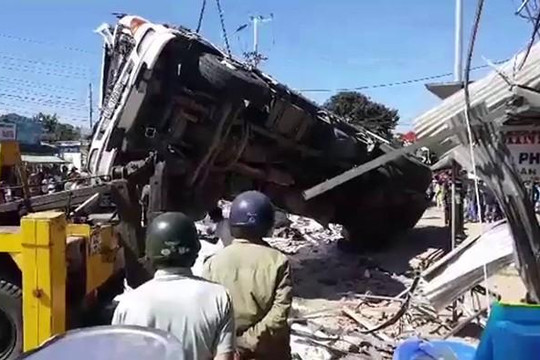 Xe tải tông hàng loạt phương tiện ở Lâm Đồng, 5 người tử vong