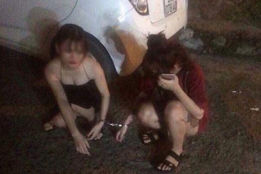 2 nữ sinh Hà Nội bị còng tay vì cầm búa và đinh phá lốp ô tô lúc nửa đêm