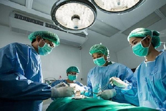 Bệnh nhân tử vong sau mổ: Bác sĩ phẫu thuật bị đình chỉ hành nghề 6 tháng