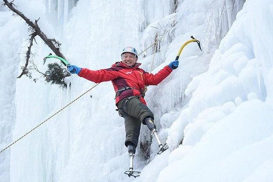 Cụ ông 69 tuổi cụt hai chân chinh phục đỉnh Everest