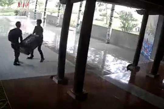 Video 2 thanh niên ngang nhiên khiêng trộm hòm công đức