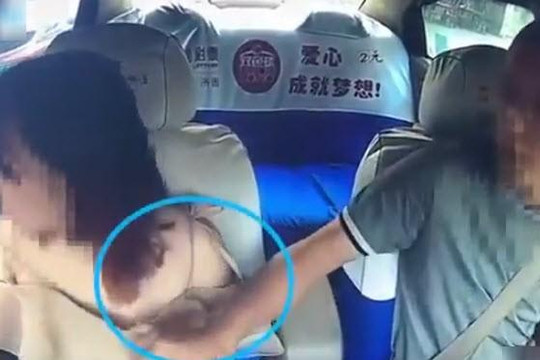Clip tài xế taxi bị bắt giam vì kéo áo sờ ngực nữ hành khách