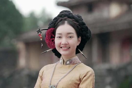 Vì sao 'Nàng thơ xứ Huế' ăn mặc như nàng Dae Jang Geum của Hàn Quốc?