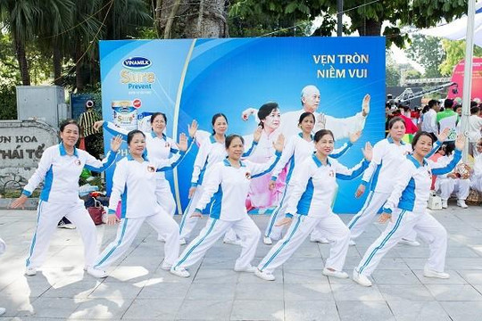 Vinamilk Sure Prevent đồng hành cùng phong trào rèn luyện sức khỏe cho người cao tuổi tại Hà Nội
