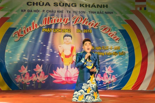 Quang Hà lấy nước mắt khán giả khi quỳ trên sân khấu hát về mẹ trong Đại lễ Phật Đản