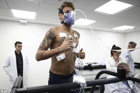 Neymar bị kiểm tra thể lực gắt gao trước khi ra sân tập cùng tuyển Brazil