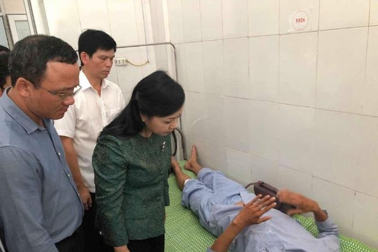 Bộ trưởng Y tế tới thăm các bệnh nhân trong vụ lật tàu SE tại Thanh Hóa