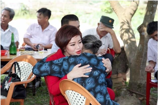 Gặp lại người giúp xóa nợ ngân hàng cho bà chèo đò cứu 34 người tại Hà Tĩnh