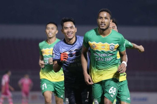 Wander Luiz lập cú đúp giúp XSKT Cần Thơ vượt qua Sài Gòn FC
