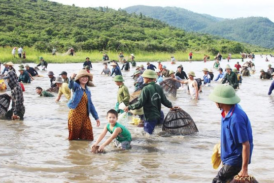 Lễ hội cả làng xuống đầm bắt cá