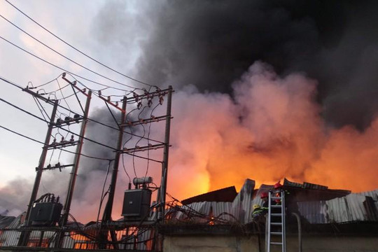Cháy lớn thiêu rụi 1.700 mét vuông nhà xưởng KCN Quang Trung
