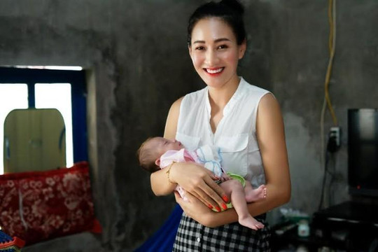 Hoa hậu châu Á Valentines Vân Nguyễn đến với trẻ em nghèo vùng biên giới