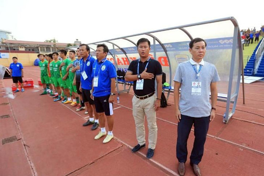 Hoà hối tiếc trước SHB Đà Nẵng, HLV Đinh Hồng Vinh cáo buộc BTC giải đấu 