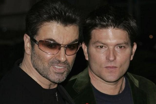Hai người tình đồng giới tranh chấp tài sản 'khủng' với gia đình ca sĩ George Michael