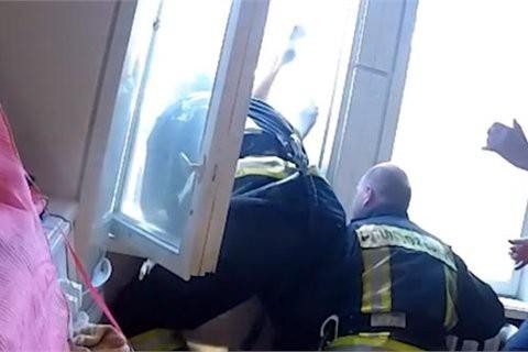 Thót tim xem lính cứu hỏa nhoài người ra cửa sổ 'hứng' nạn nhân
