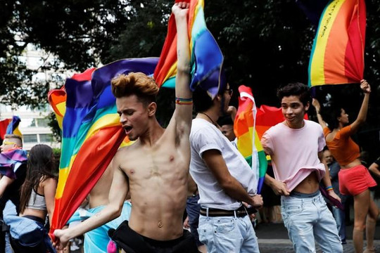 Khung cảnh ấn tượng của buổi diễu hành tự hào đồng tính lớn nhất thế giới