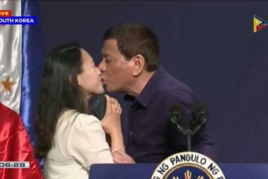 Tổng thống Duterte gây bão vì chạm môi cô gái có chồng