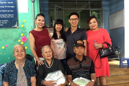 Phi Thanh Vân, MC Anh Quân, Bạch Lan thăm Viện dưỡng lão nghệ sĩ TP.HCM 