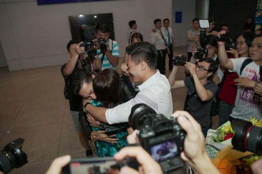 Vừa xuống sân bay gặp ba mẹ, vợ con, Quốc Cơ-Quốc Nghiệp xúc động bật khóc 