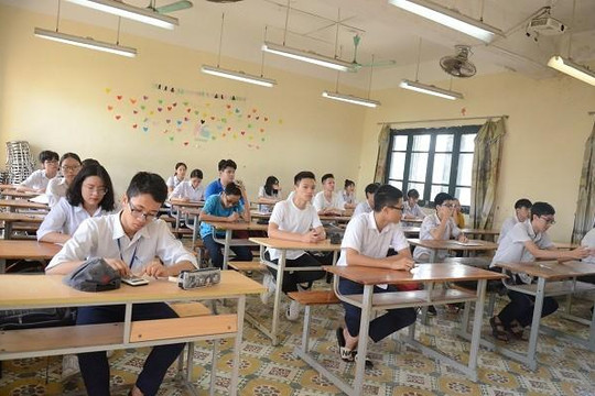 95.000 thí sinh thi vào lớp 10 tại Hà Nội: Học sinh và phụ huynh đều căng thẳng