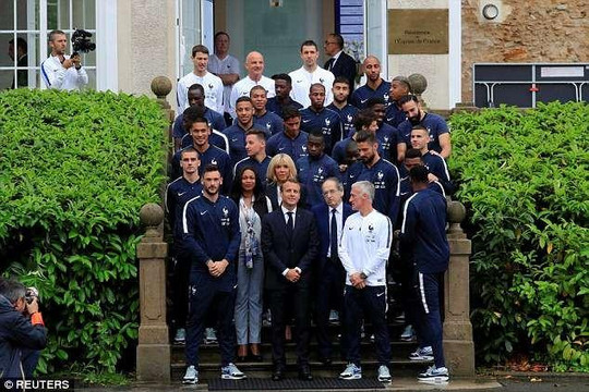 Phu nhân Tổng thống Pháp nổi bật giữa các tuyển thủ nhờ Griezmann xuống tóc