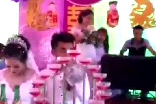 Cô gái Nghệ An bật khóc khi hát 'Người phản bội' ở đám cưới bạn trai cũ