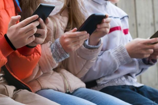 Pháp cấm dùng điện thoại di động trong không gian trường học