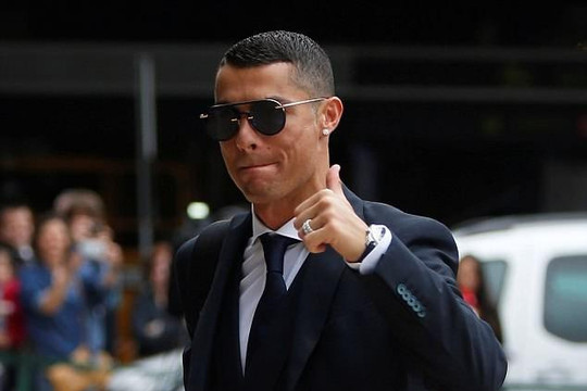 Ronaldo diện vest bảnh bao cùng tuyển Bồ Đào Nha đến Nga, chinh phục cúp vàng World Cup 2018