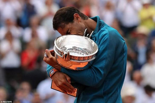 Rafael Nadal rơi nước mắt khi nâng chiếc cúp Roland Garros lần thứ 11 