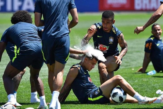 Coutinho được Neymar tặng 'quà sinh nhật bất ngờ' ở Nga 