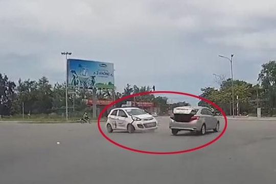 Ô tô cố tình vượt đèn đỏ bị taxi tông xoay vòng giữa ngã tư