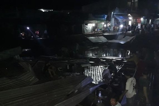 Cà Mau: Sạt lở nhấn chìm 3 căn nhà trong đêm