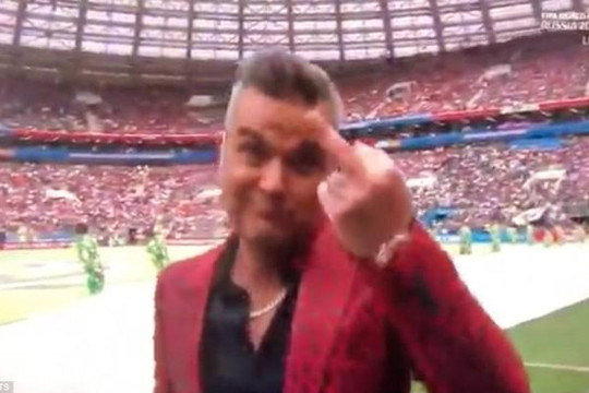 Robbie Williams gây sốc khi giơ 'ngón tay thối' trên sóng truyền hình trực tiếp World Cup 2018 
