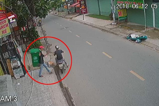 Hai thanh niên đi xe máy bẻ khóa trộm thùng rác trên vỉa hè