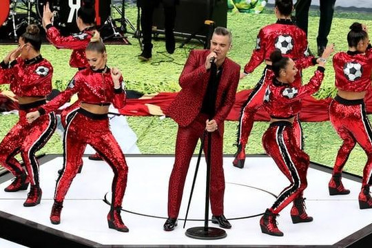 Robbie Williams bị chỉ trích vì sửa lời nhạc và làm động tác thô tục tại lễ khai mạc World Cup 2018