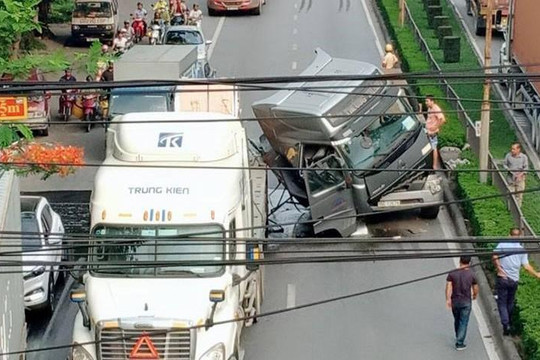 Xe container 'liều chết' chạy lùi cả km trên cao tốc Hà Nội - Hải Phòng