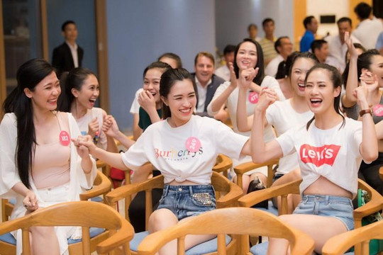 Các người đẹp Hoa hậu Việt Nam 2018 cổ vũ World Cup trong đêm khai mạc